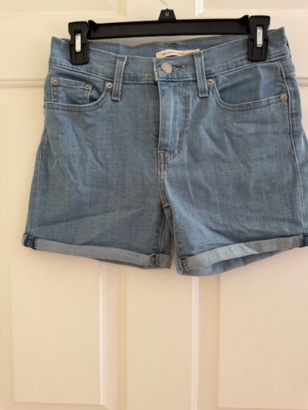 Levi’s Light Wash Mid-Length Shorts • 26 • NWOT • Stretch Comfort Waist
